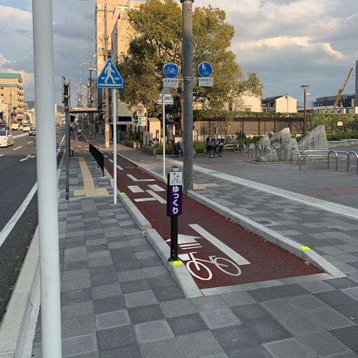 左から自動車・バス停・自転車・歩行者の区分