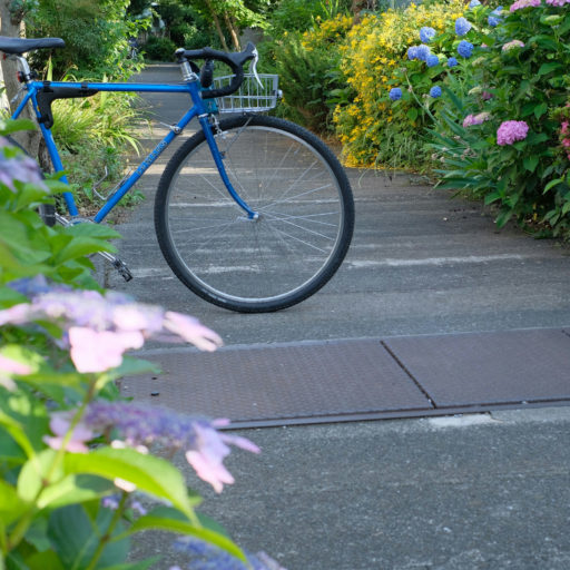 暗渠と自転車と紫陽花の写真