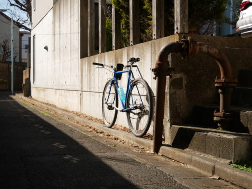 暗渠と自転車、水道管の写真