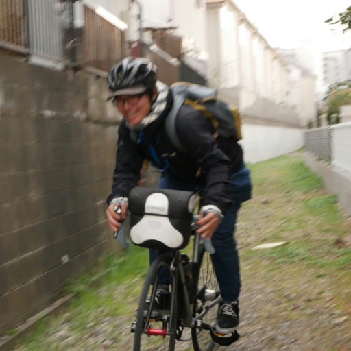 暗渠グラベルを楽しそうに駆ける友人の写真