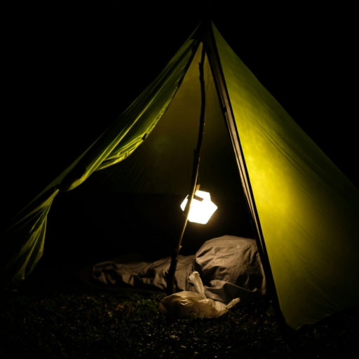 夜のテントの写真