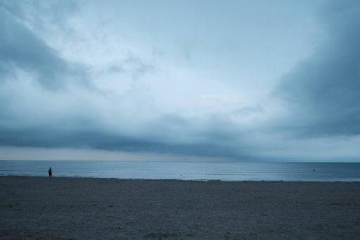 朝の海と砂浜の写真