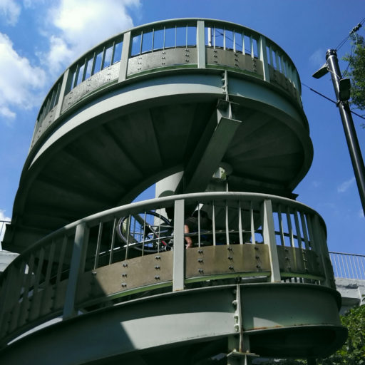 青空を背景にしたループ歩道橋の写真
