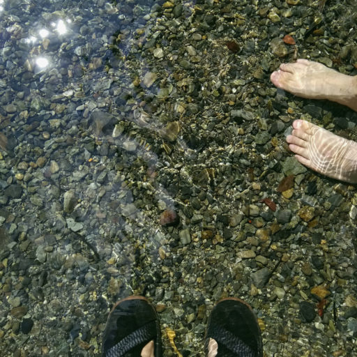 せせらぎに足を浸している様子の写真