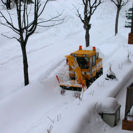 歩道専用のロータリー除雪機械