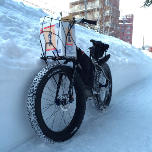 歩道にできた雪の壁