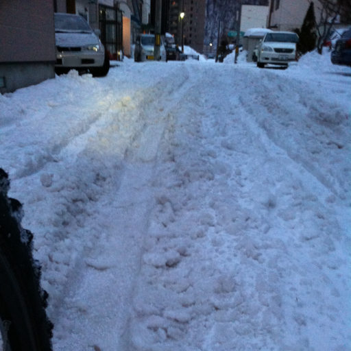 粉雪で崩れた路面