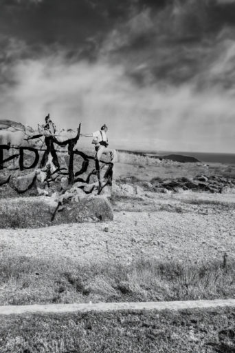 『崩れ落ちる兵士』の周囲を生成した写真