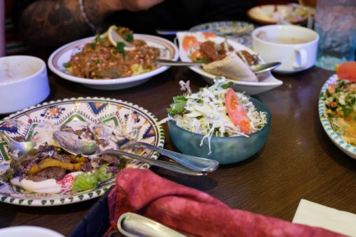 テーブルに色々な料理が並んでいる様子。