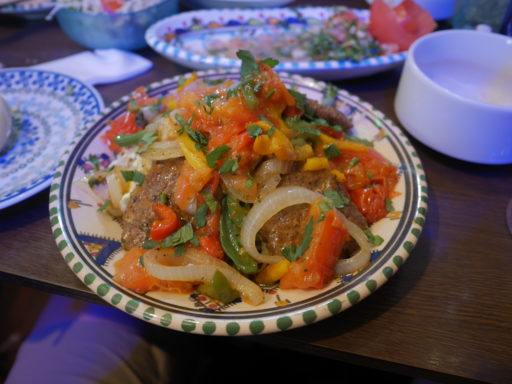 丸皿に盛られたクフタ・カルーフ。ミンチにしたラム肉とピーマン、パプリカ、たまねぎなどが和えられている。