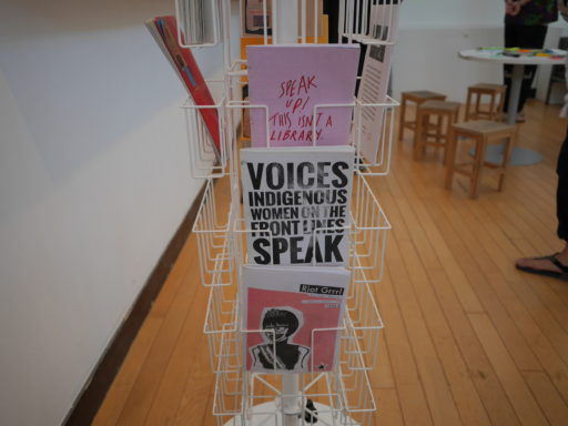 ZINEが置かれた回転式の白いラック。