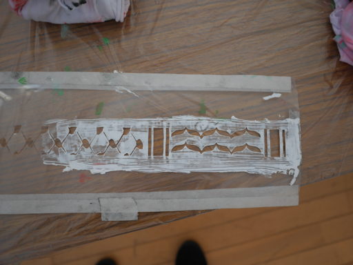 パレスチナの伝統的なスカーフの柄（漁網とオリーブ）のシルクスクリーンの版。