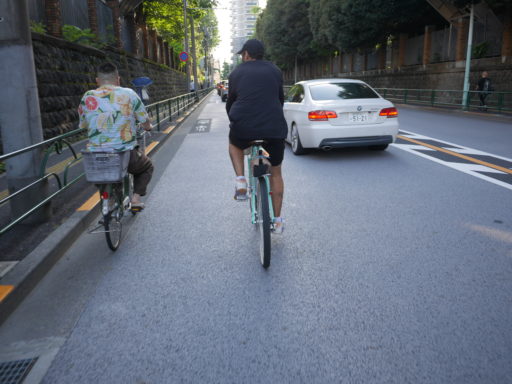 ママチャリに乗った方を追い越すベトさん。